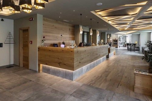 Lobby v horském hotelu