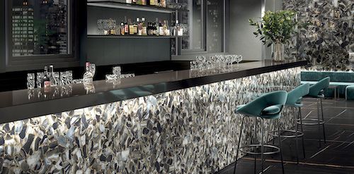 Bar restaurace vyrobený z keramické dlažby FMG Agata Maxfine