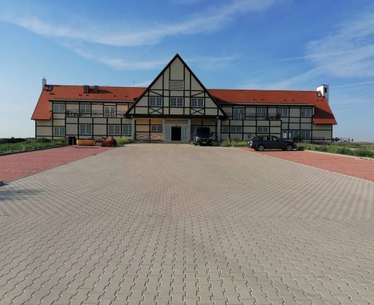 Dostavba golfové klubovny v pražské Vinoři