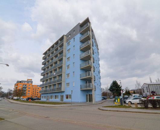 Dodání obkladů, dlažeb a sanity do novostavby polyfunkčního domu v Břeclavi