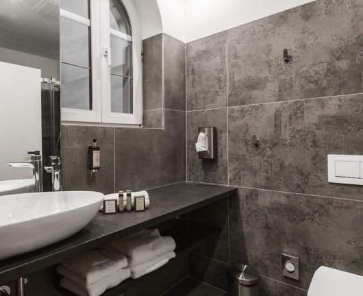 Dodání dlažeb do koupelen hotelu Sen